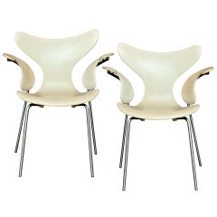 Pair of Arne Jacobsen Model 3208 "Seagull" Chairs 9