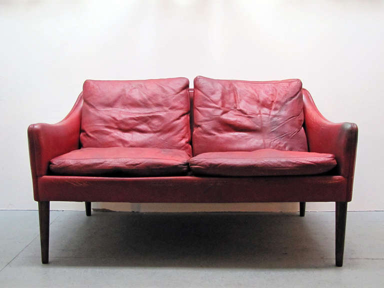 rare petite red leather settee model 800/2 by Hans Olsen for CS Mobler, in original patinated condition, marked