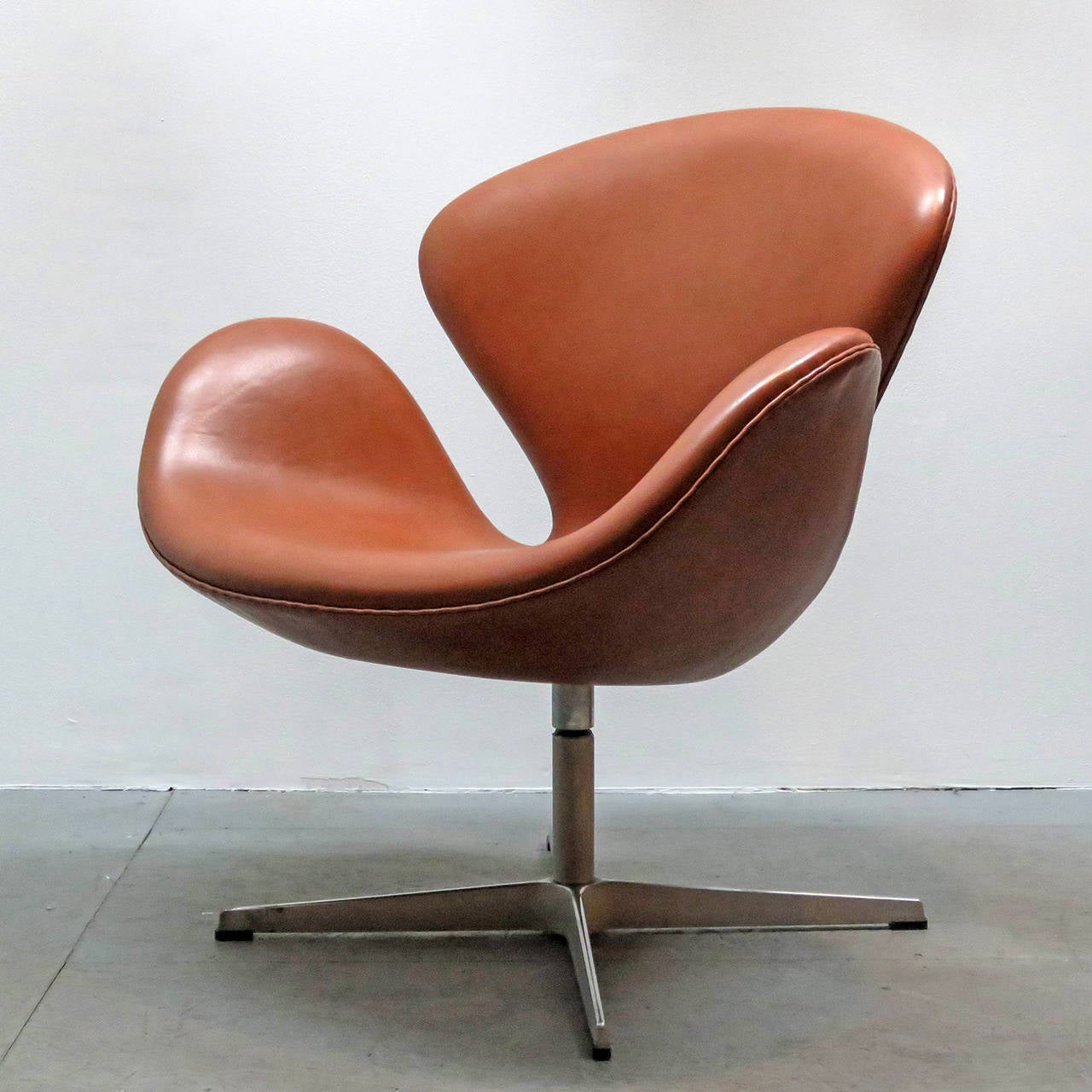 Danish Arne Jacobsen, Swan Chair, Model 3320