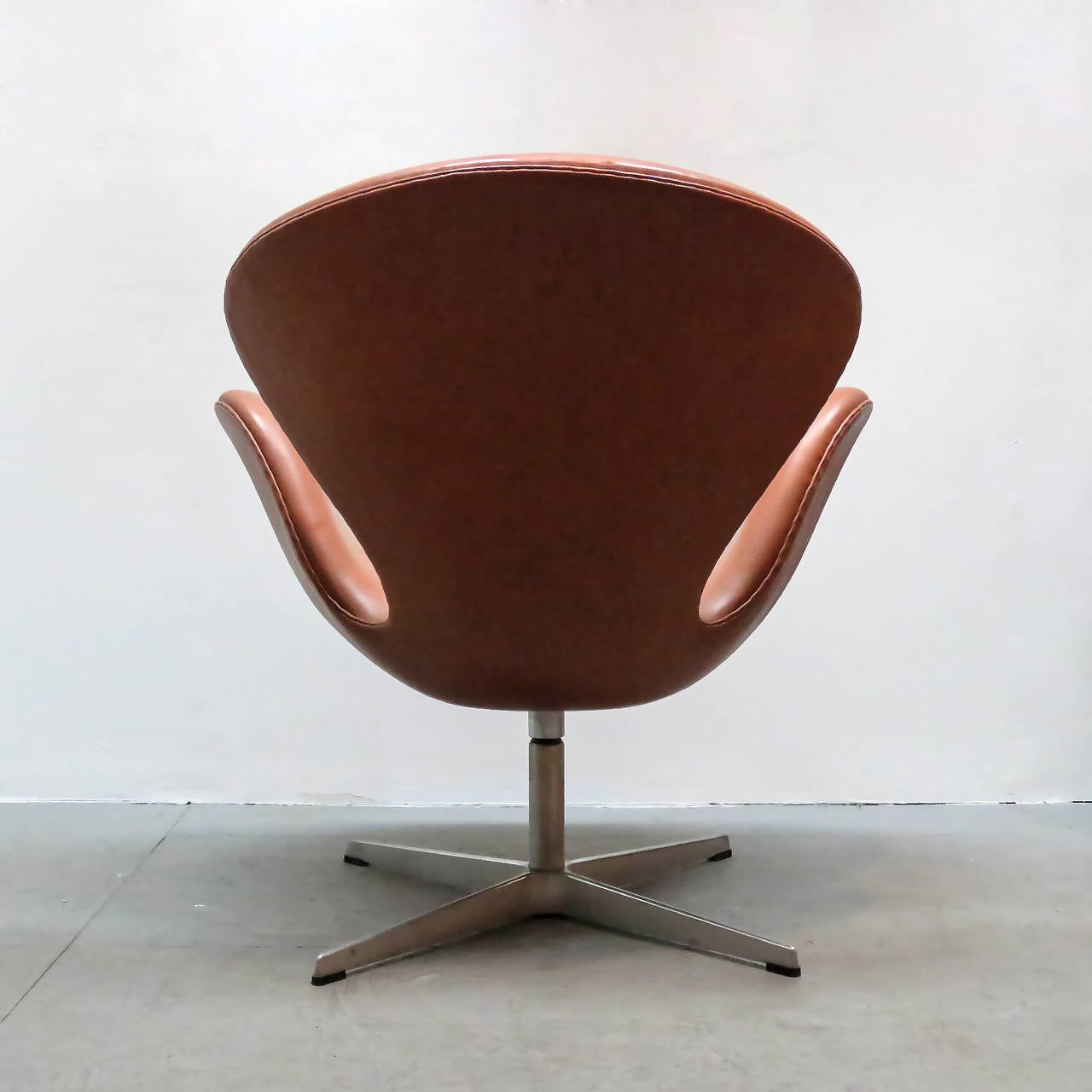 Mid-20th Century Arne Jacobsen, Swan Chair, Model 3320