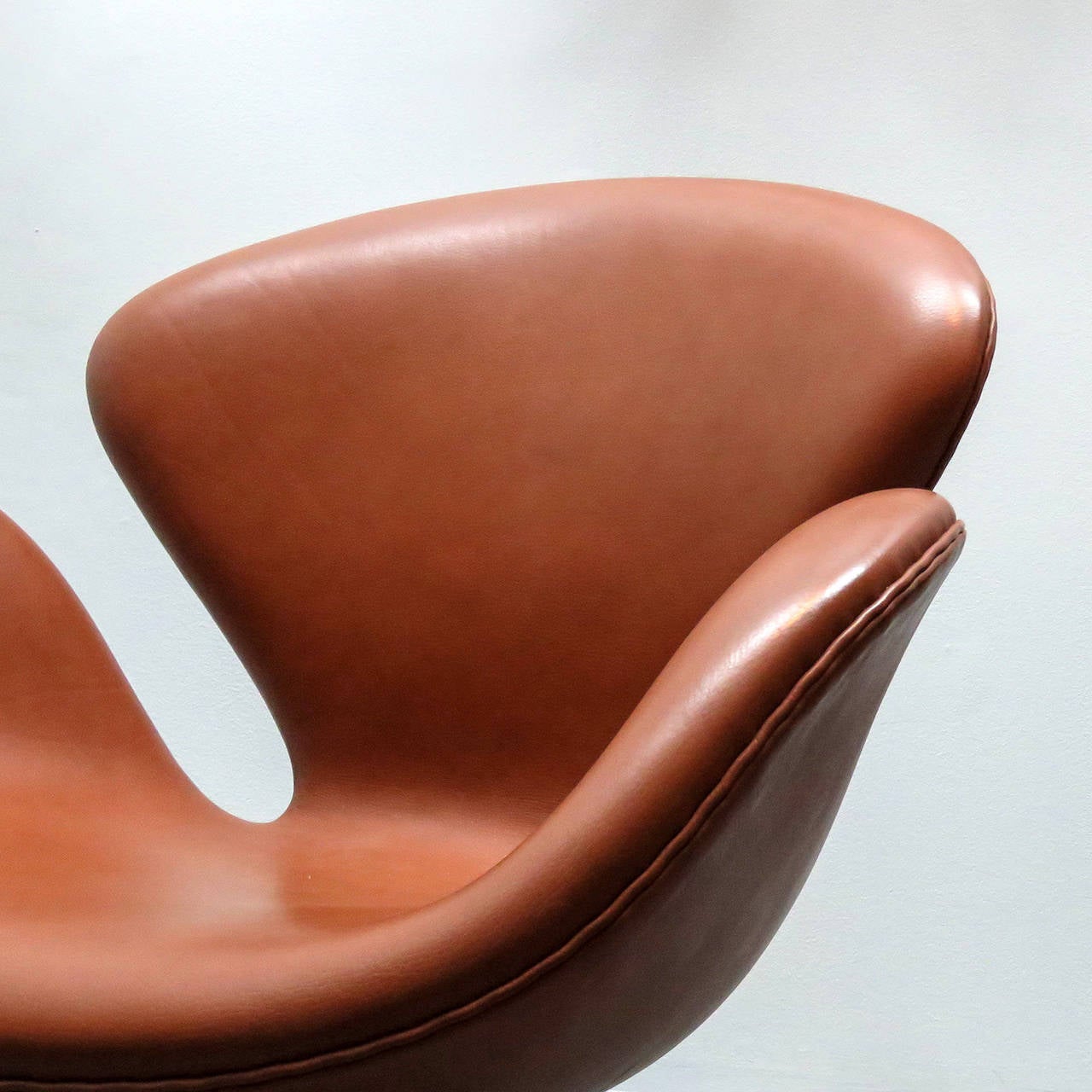 Arne Jacobsen, Swan Chair, Model 3320 3