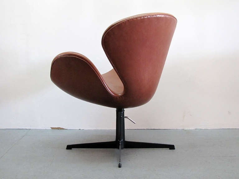 Mid-20th Century Arne Jacobsen - Swan Chair, model 3320