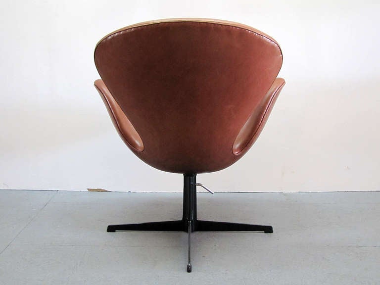 Leather Arne Jacobsen - Swan Chair, model 3320