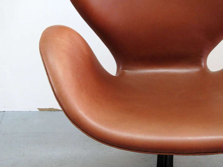 Arne Jacobsen - Swan Chair, model 3320 1