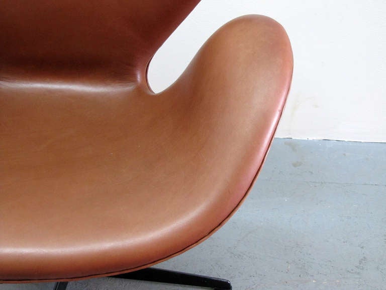 Arne Jacobsen - Swan Chair, model 3320 3