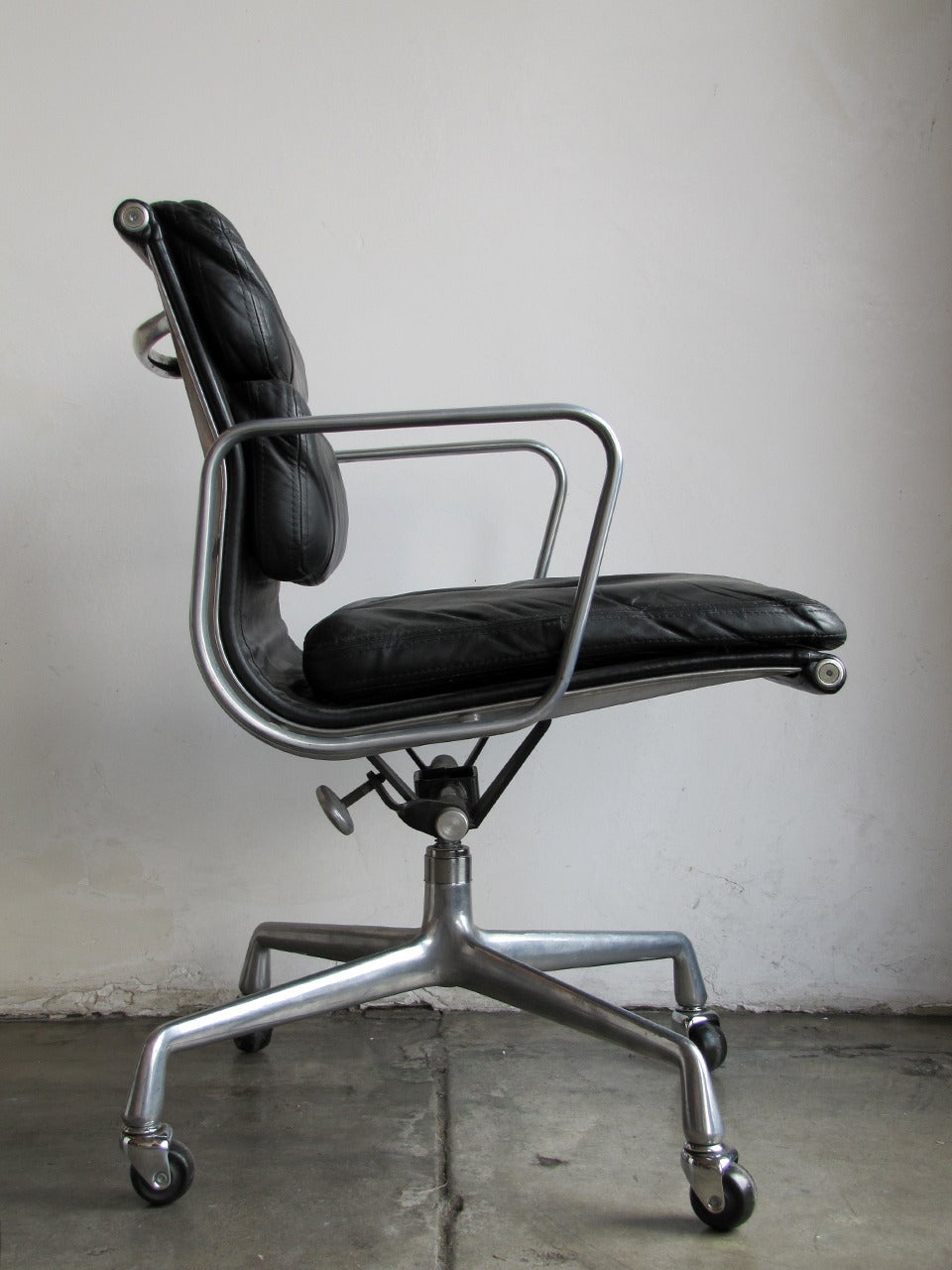 American Charles and Ray Eames Soft Pad Desk Chair