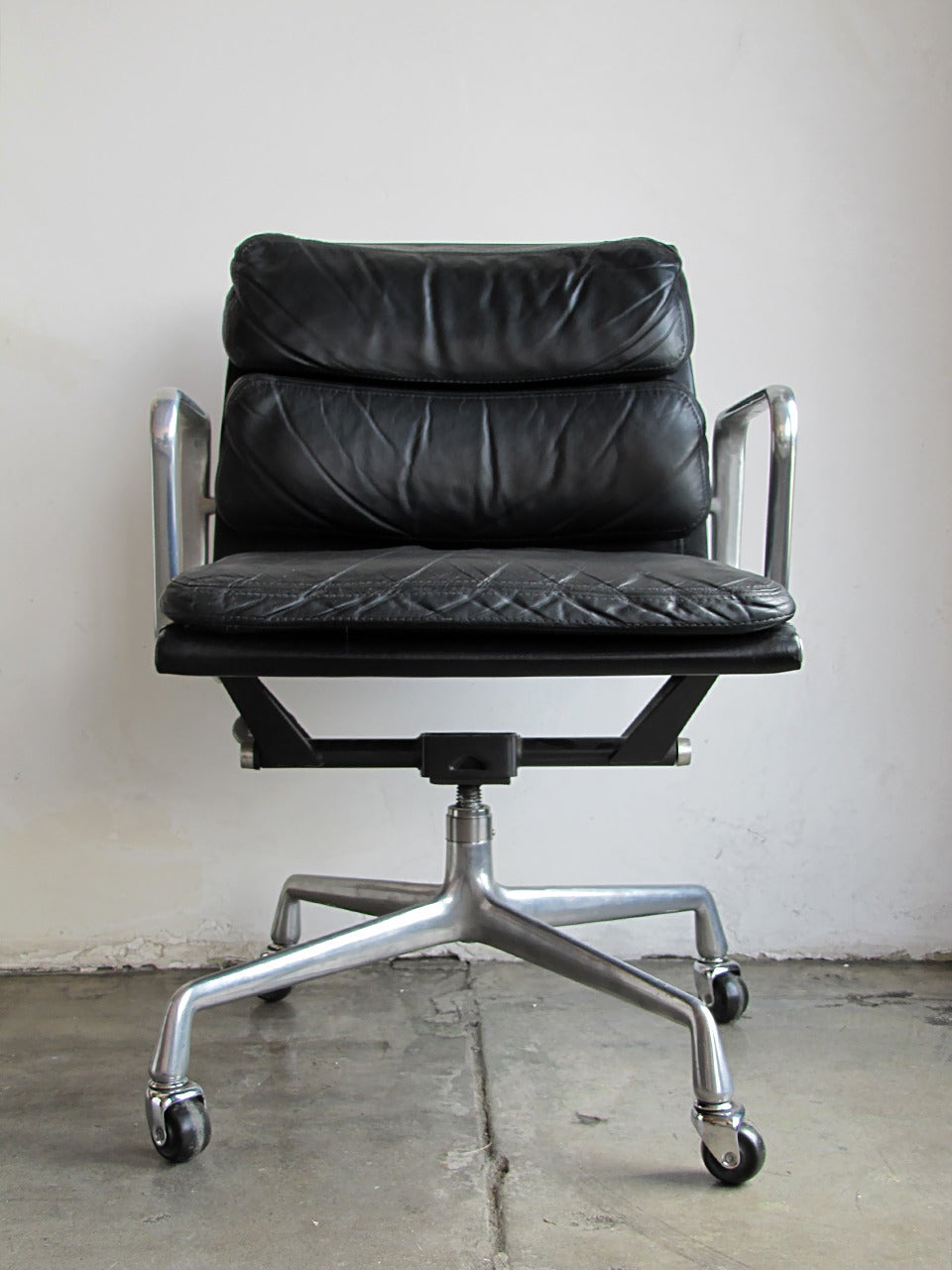 Charles and Ray Eames Soft Pad Desk Chair In Excellent Condition In Los Angeles, CA