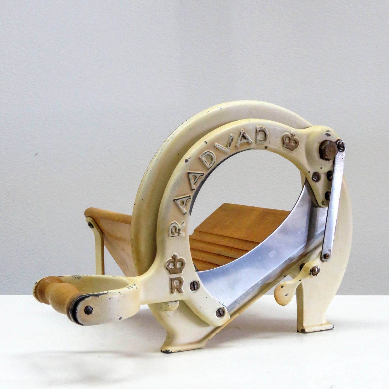 Sharp looking bread slicer by famous Danish design company Raadvad, old short version model no 294 (10