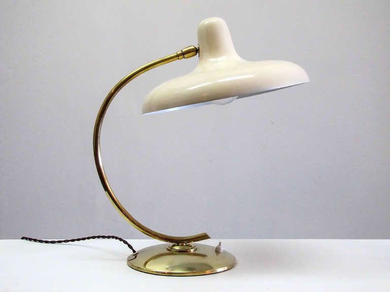 elegant Stilnovo desk lamp in partially restored condition, the organically shaped pivoting shade has a dual tone, enameled metal finish (egg/white)