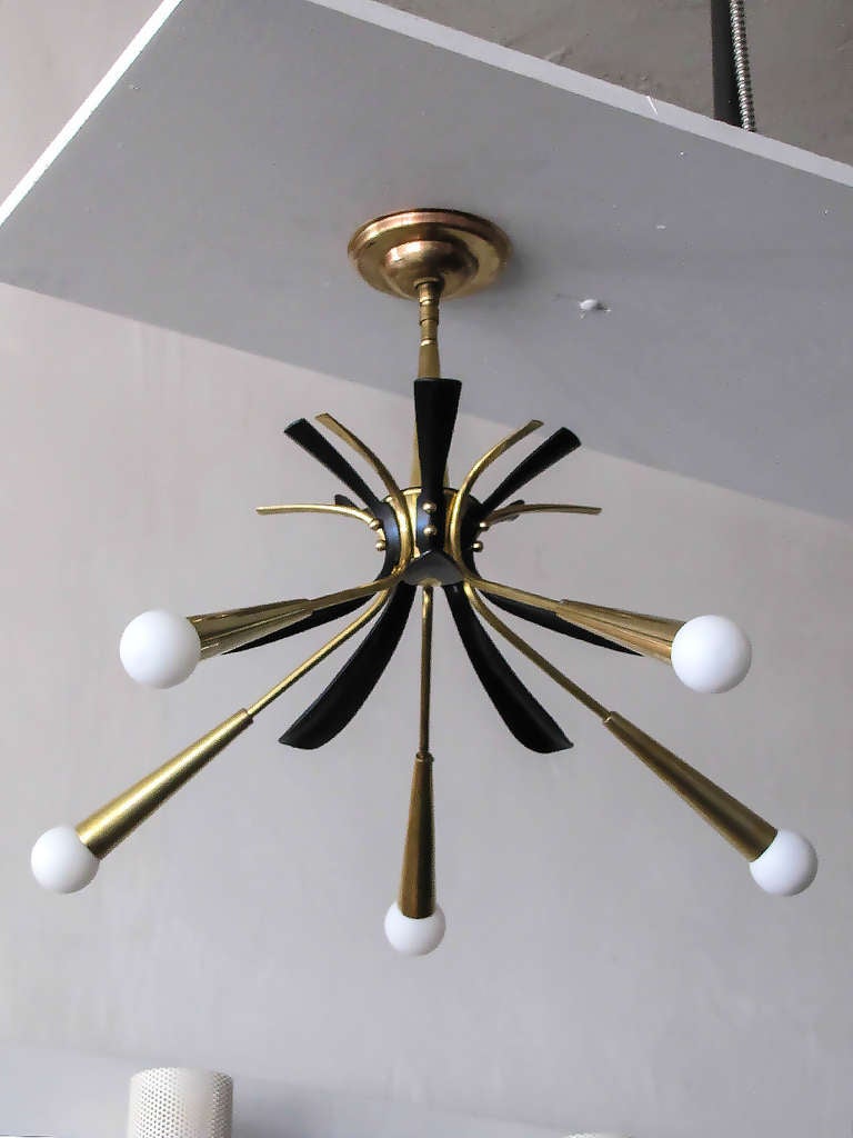 wonderful Italian 5-arm sputnik brass chandelier attributed to Stilnovo. Decorative brass arms alternating with black acrylic leaves