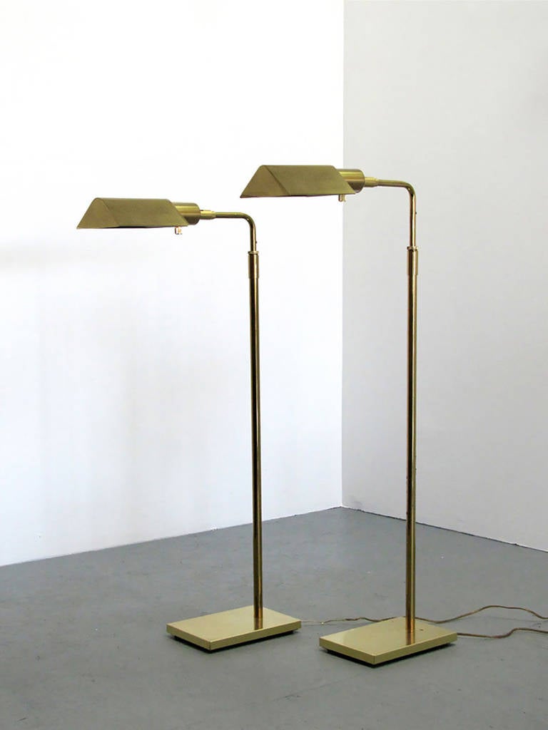 Great brushed brass floor lamp, height adjusts along body (36