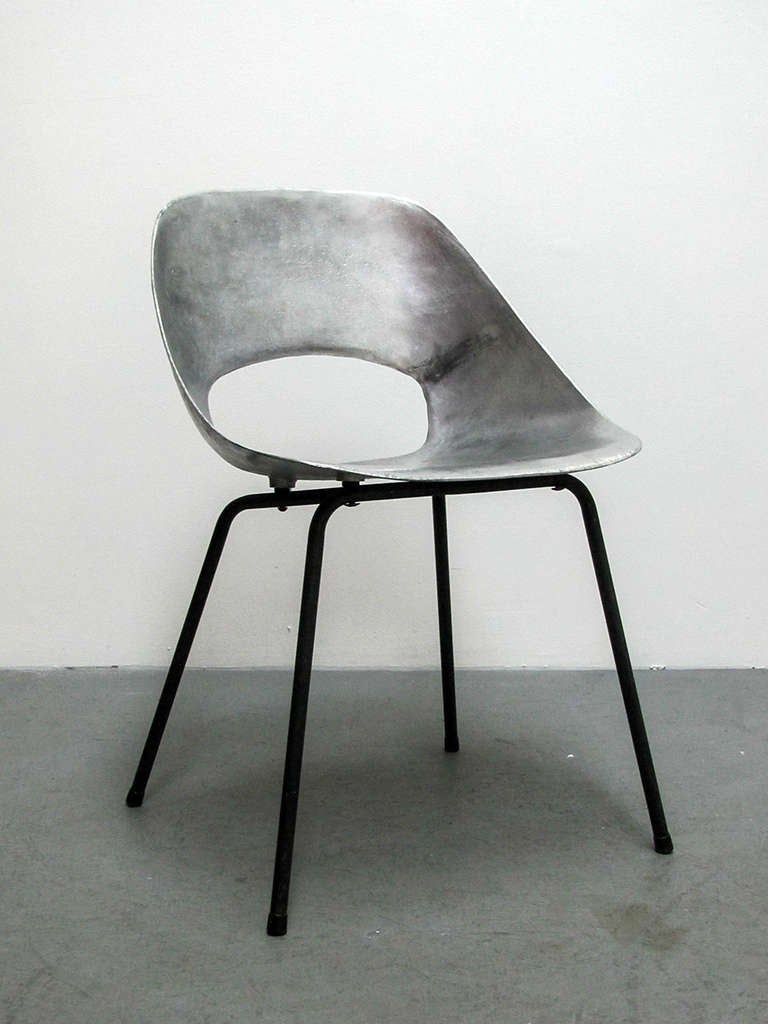 Elegant aluminium 'Tulipe' chair by Pierre Guariche for Steiner, cast alumnium shell on metal base.