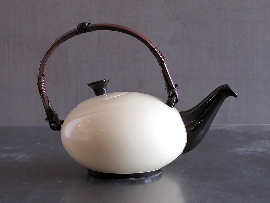 elegante teekanne mit rohrförmigem griff von Ursula Fesca