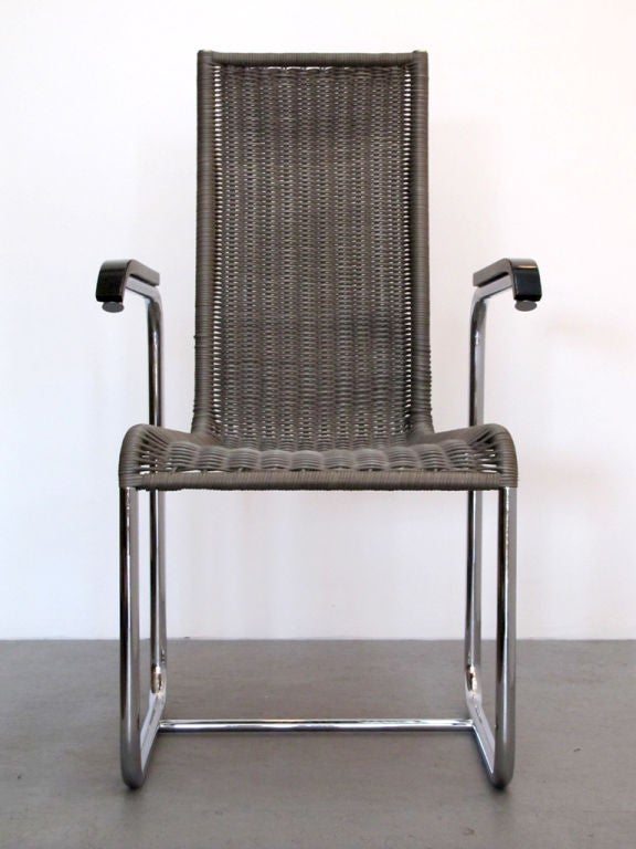 großer Freischwinger mit hoher Rückenlehne, entworfen von Jean Prouve <br />
1924, 1982 von Tecta neu aufgelegt, anthrazitfarbenes Flechtwerk <br />
auf verchromtem Stahlrohr, Armlehnen aus Holz