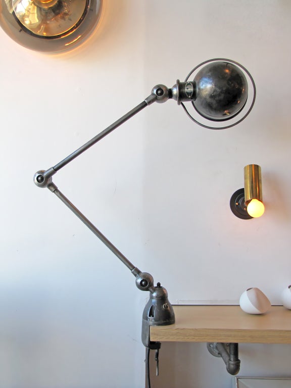 industrial desk light by Jean-Louis Domecq for Jielde
fully adjustable, with table clamp, on/off switch on the base
green plate edition
