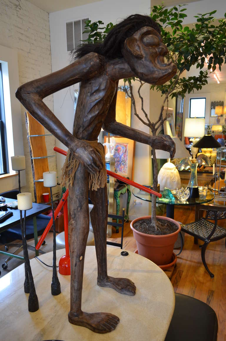 Une grande statue africaine en bois sculpté de 50 pouces:: très stylisée.