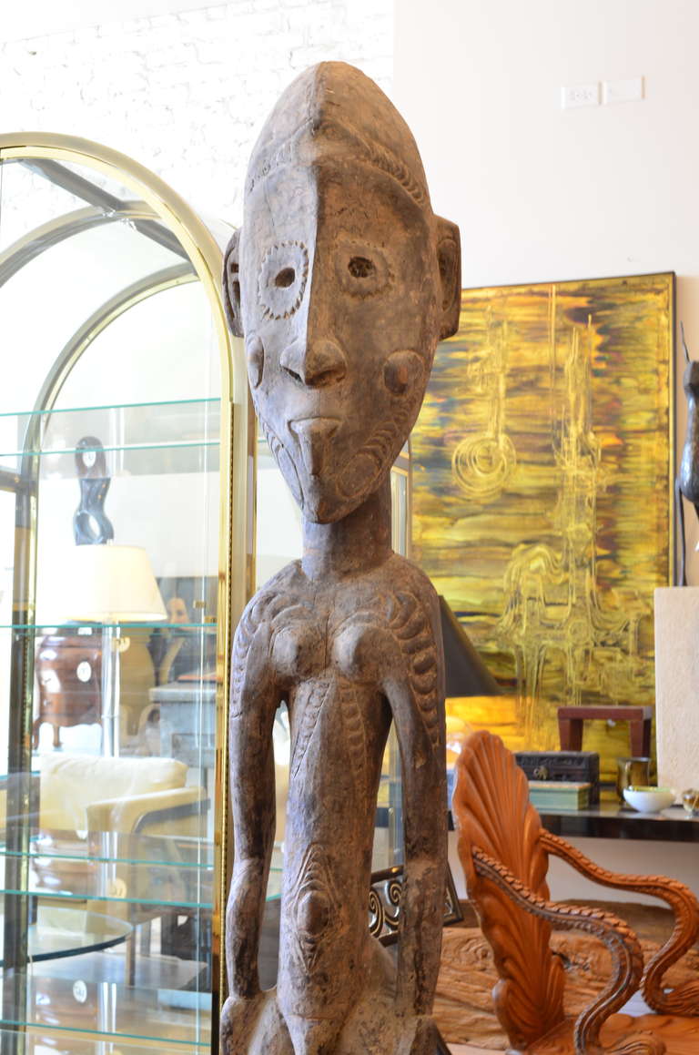 A fantastic tall carved decorative Papua New Guinea
Ancestor Figure. The statue is over six feet tall.
Magnificent presence. Mounted on a museum
quality stand.