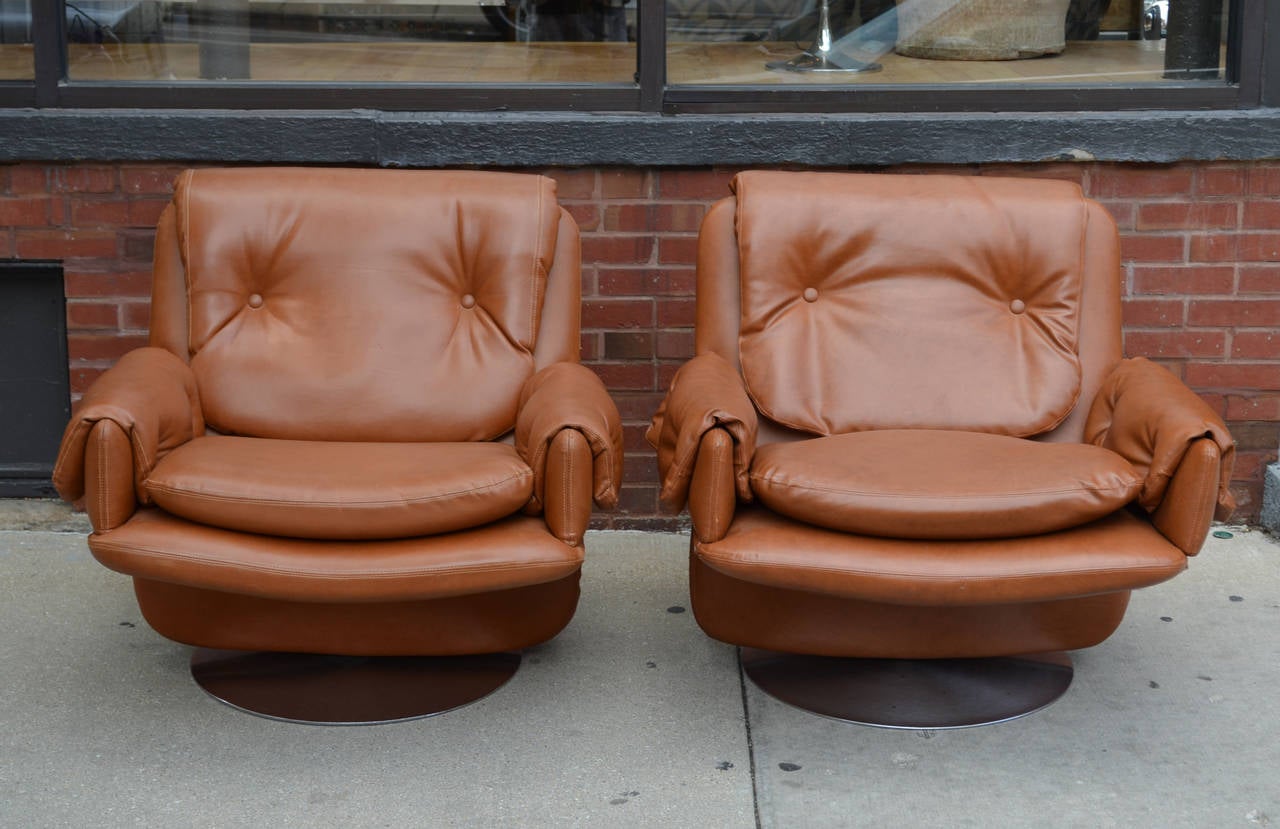 Pair of Italian Swivel ArmChairs by Saporiti Italia In Good Condition In Chicago, IL