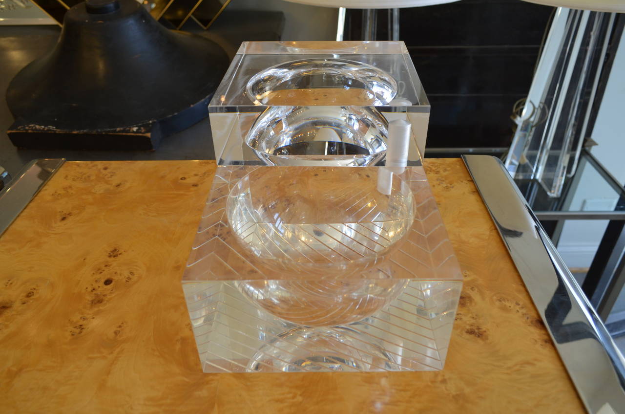 Large Lucite Ice Bucket In Good Condition In Chicago, IL