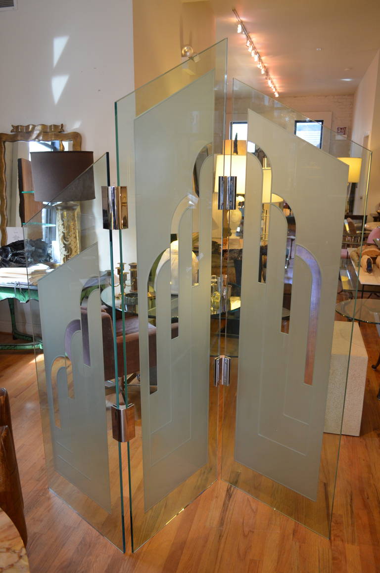 Glass Three-Panel Screen In Good Condition In Chicago, IL