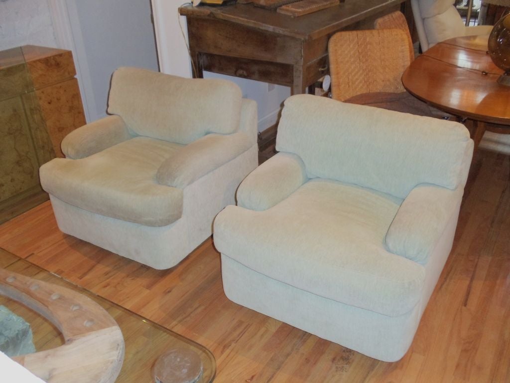 Mid-Century Modern Pair of Milo Baughman Swivel Chairs and Ottoman for Directional