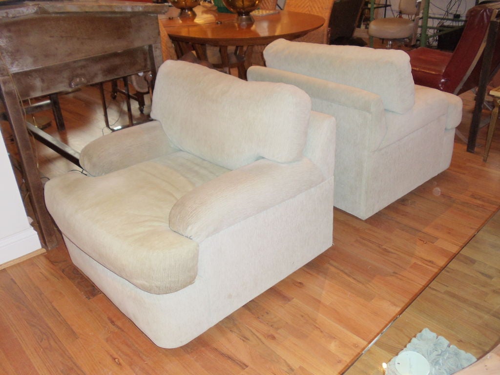 Pair of Milo Baughman Swivel Chairs and Ottoman for Directional In Good Condition In Chicago, IL