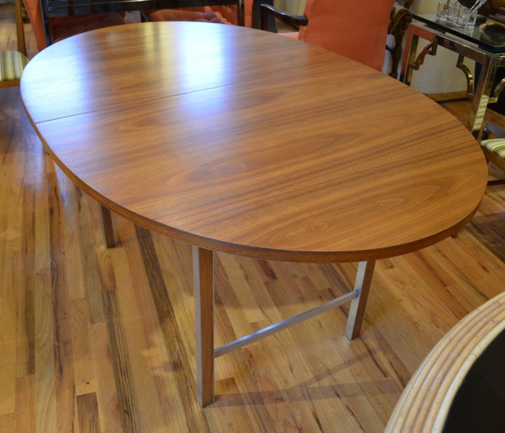 Paul McCobb Oval Extension Dining Table In Excellent Condition For Sale In Chicago, IL