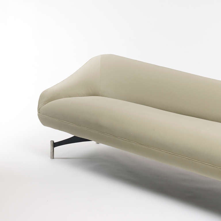 Swan Sofa By Vladimir Kagan In Excellent Condition In Chicago, IL