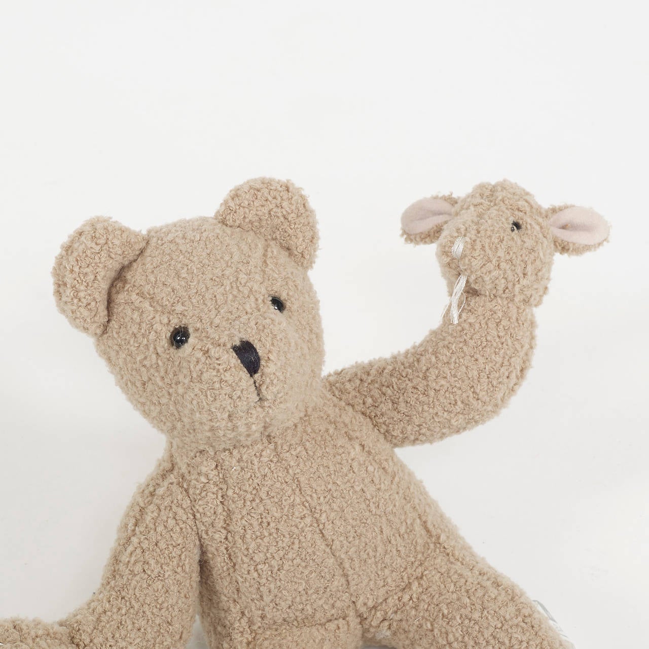 Dieses Werk stammt aus einer Auflage von 1000 Stück. Signiert mit aufgeklebtem Label des Herstellers am Bein: [Stark mit Teddybärband].