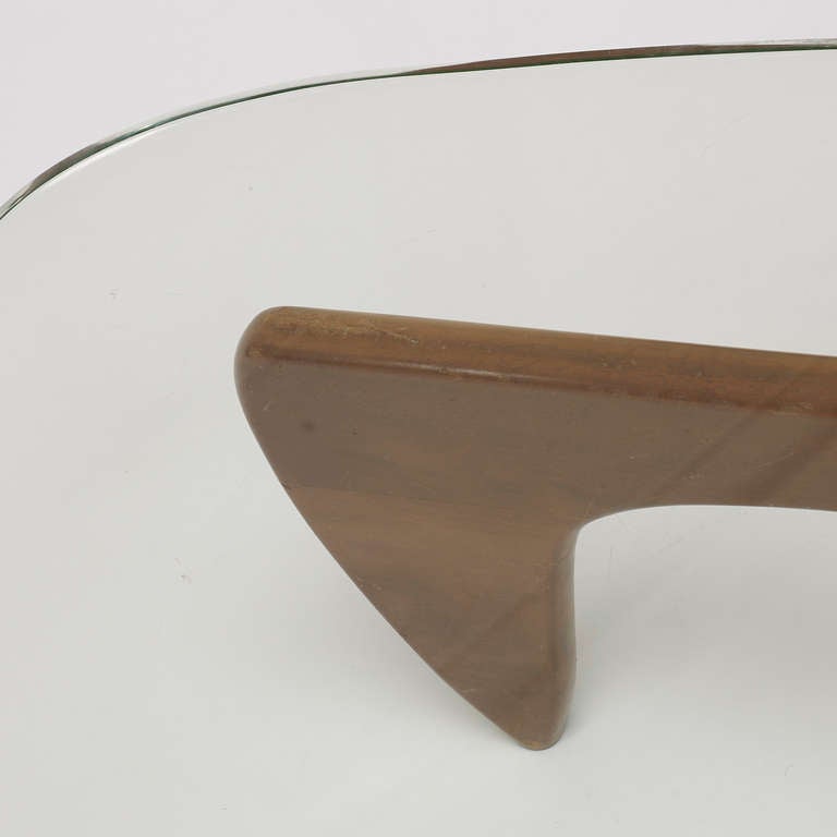 Walnut coffee table, model IN-50 by Isamu Noguchi