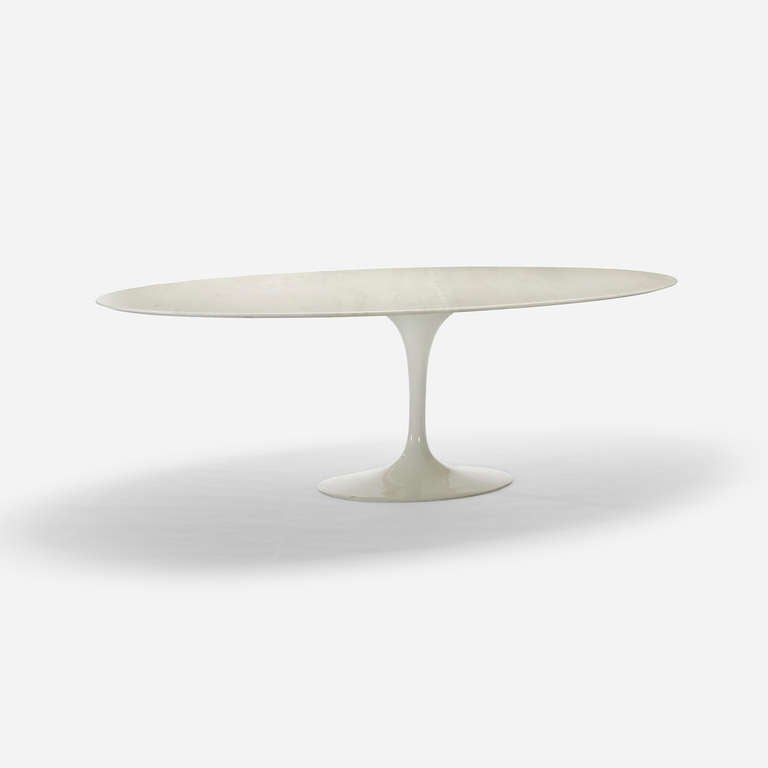 Sculptural and pure in form, the Tulip dining table by Eero Saarinen is among the most iconic designs of the 20th century. This generously sized example features a top of white marble.