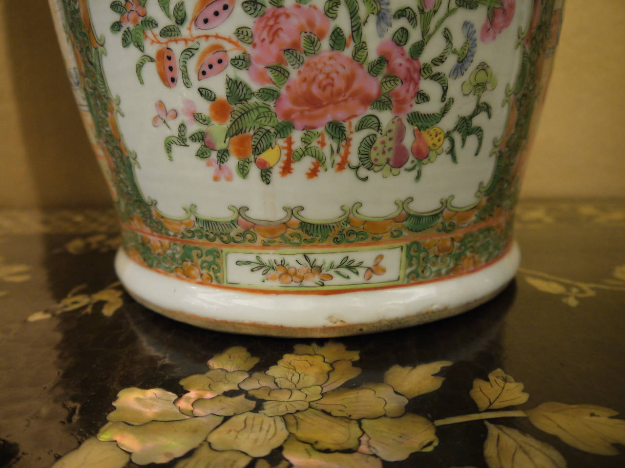 Pair of Large Chinese Rose Canton Vases In Good Condition In New York, NY
