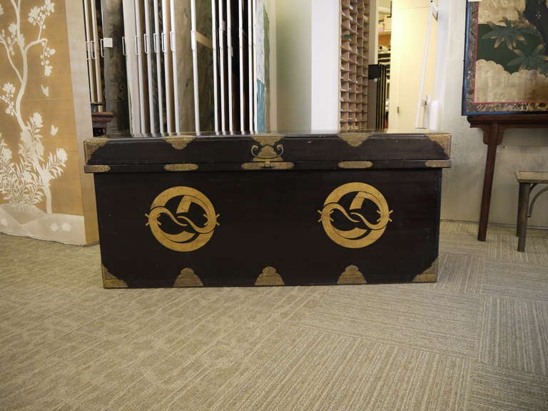 Japanese Black Lacquer Nagamochi Trunk In Good Condition In New York, NY