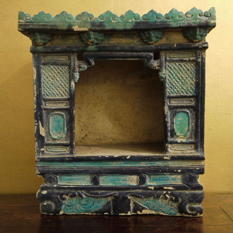 Large and beautifully glazed Chinese Ming or Han Dynasty
tomb pottery, glazed in turquoise and dark blue.
