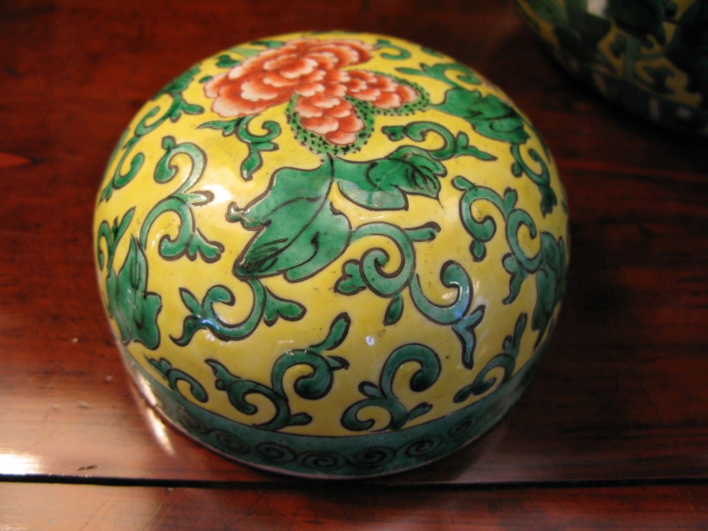 A vibrant Chinese ginger jar, with lid.<br />
<br />
-19th century<br />
-Yellow background, with design in of vines, flowers and birds.