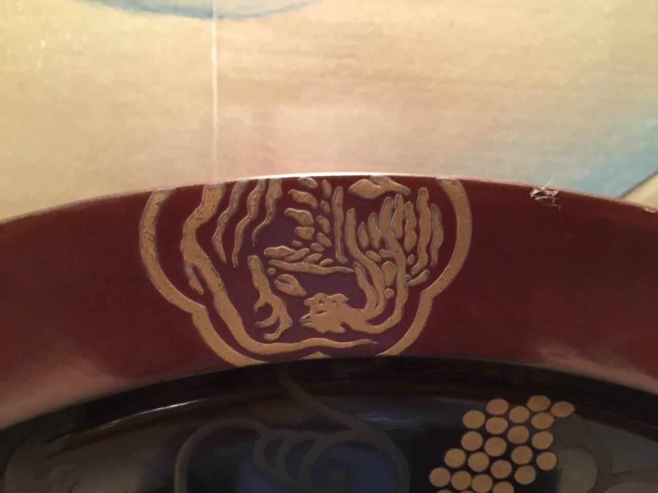 Japanese Lacquer Charger with Hand-Painted Grape Pattern In Excellent Condition For Sale In New York, NY