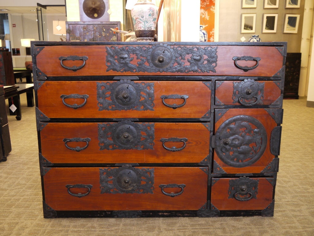 A 19th century Japanese sendai tansu with six drawers, and one conpartment, in red pine.

Inside door are drawers, and a hidden secret compartment.