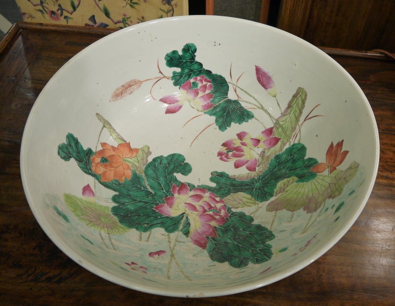 Chinese Early 20th Century Bowl Lime Green with Pink Borders In Good Condition For Sale In New York, NY