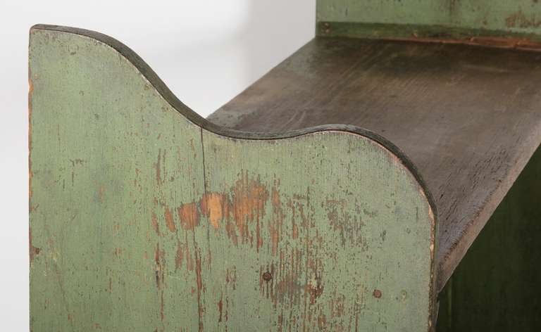 Pennsylvania Bucket Bench In Apple Green Paint In Good Condition In York County, PA