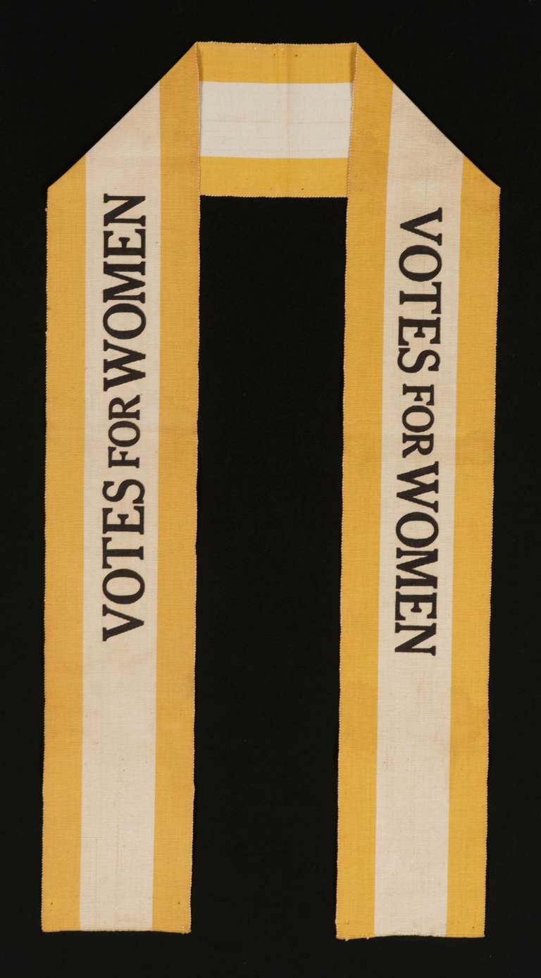 RARE ÉCHARPE DE SUFFRAGETTE EN RUBAN DE SOIE:: 1910-1920 : 

 écharpe de suffragette fabriquée à partir d'un large ruban en soie:: jaune et blanc:: avec une inscription noire de chaque côté où l'on peut lire : 