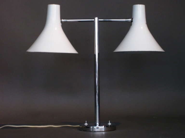 Double shade adjustable desk lamp with pivoting shades mfg. by Nessen studios c.1970-1980. 

WEEKLY DELIVERIES TO MANHATTAN FOR APPROVAL OR SALES. STANDARD DELIVERY FEE IS $150.
