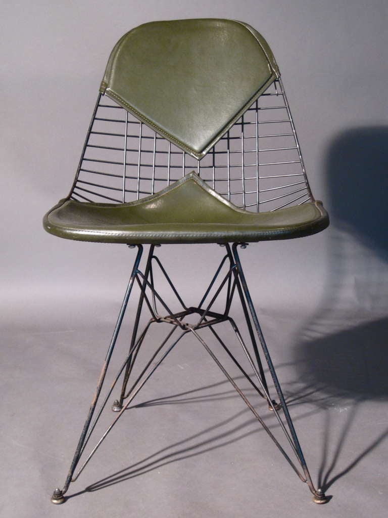Early all original version of the Charles Eames Eiffel tower chair with the early screw-on foot pads made in 1951. Manufactured by Banner Metals and distributed by Herman Miller. Connecting button missing on original vinyl bikini pad.

WEEKLY