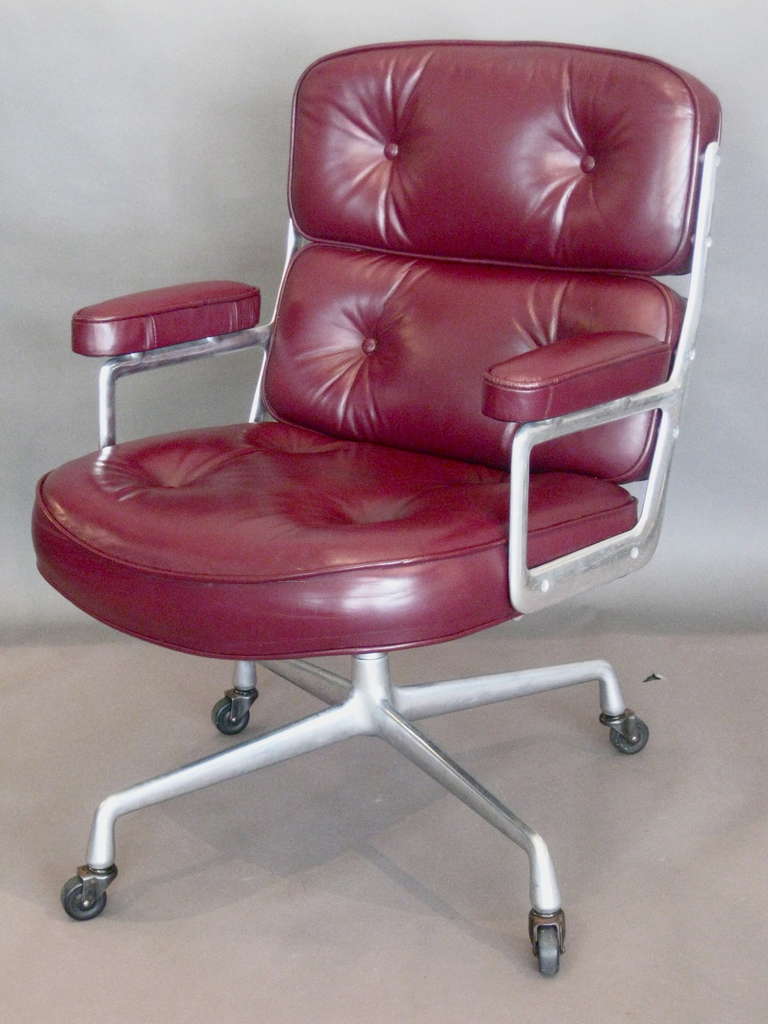 Charles Eames Time-Life Desk Chair w/ Original Leather In Good Condition In Easton, PA
