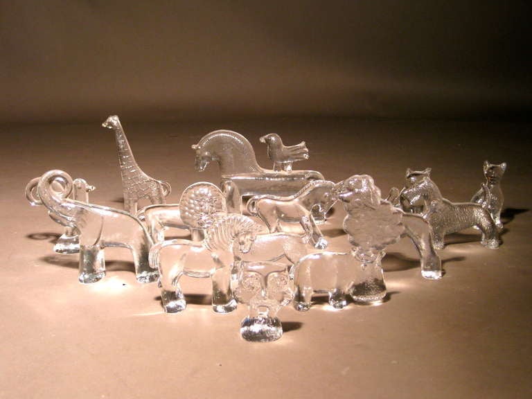 Sammlung von vierzehn Glastieren aus der Serie Zoo, die von Bertil Vallién und Lisa Larson in den 1970er Jahren in Schweden für Kosta Boda entworfen wurde. Eine Seite jedes Tieres ist vollplastisch und strukturiert, die andere Seite ist glatt und