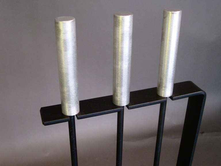 Minimalist Fireplace Tools Set with Brushed Aluminum Handles & Base In Good Condition In Easton, PA