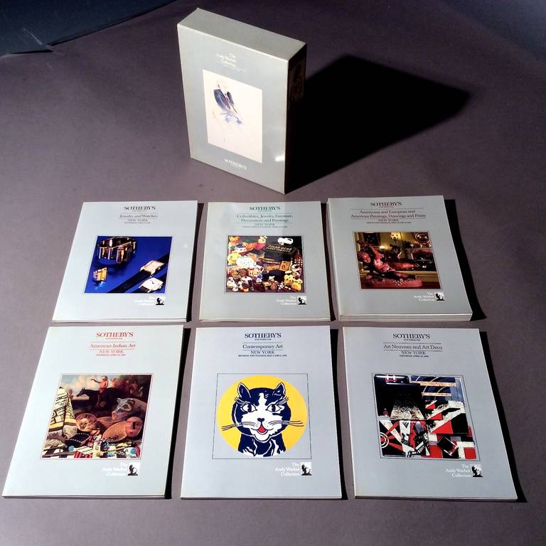 Box mit sechs Katalogen zur Sotheby's-Auktion des Nachlasses des Künstlers Andy Warhol im Jahr 1988. Einschließlich eines separaten Ausdrucks der erzielten Preise.

Wöchentliche Lieferungen nach Manhattan zur Genehmigung oder zum Verkauf. Die