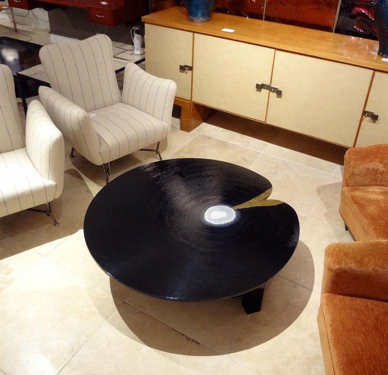 A Round Cocktail Table in Combed Lacquer, Agate and Bronze by Christian Krekels In Excellent Condition For Sale In New York, NY