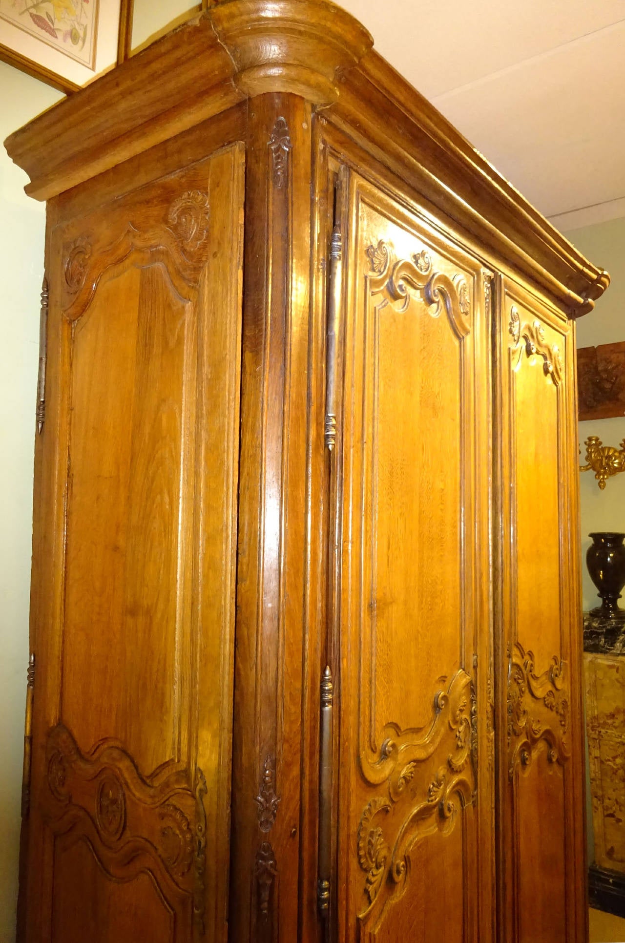 18th Century French Large Oak Armoire or Gun Cabinet In Excellent Condition In Dallas, TX
