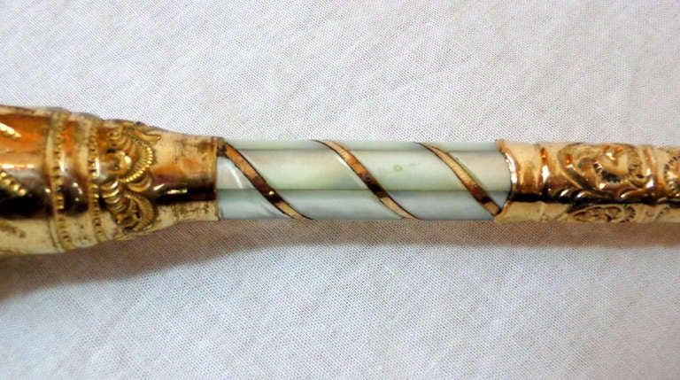 English Early 20th Century Parasol Handle of Vermeil and Mother-of-Pearl Magnifying Glass For Sale