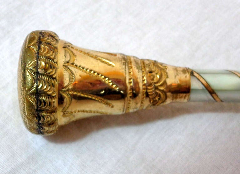 Early 20th Century Parasol Handle of Vermeil and Mother-of-Pearl Magnifying Glass In Excellent Condition For Sale In Dallas, TX